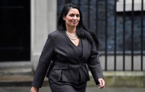 обвиниха вътрешния министър великобритания лобизъм предпазни маски