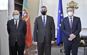 стефан янев срещна португалския външен министър еврокомисар вархеи гостите изразиха готовност посредничат преговорите северна македония
