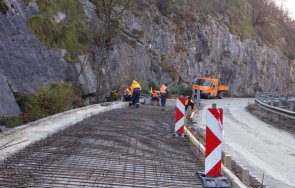 продължава ремонтът пътя кръстова гора