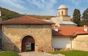 започна албанска атака сръбските манастири