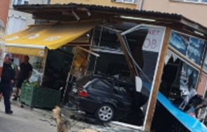 страшно меле автомобил влетя магазин гоце делчев снимка