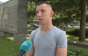 пример млад спортист продава медалите помогне болно дете