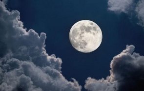 втората годината супер луна огрява небето