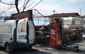пожар унищожи рибарска барака каравана траката
