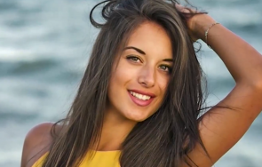 открадната самоличност снимки млада стюардеса оказаха фалшива платформа криптовалути