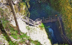 две рускини паднаха скала ягодинската пещера спасители вадят пропастта