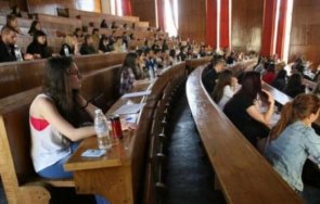 студенти частните университети също искат държавни стипендии