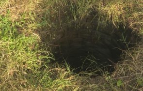 пожарникарят спасил падналото кладенец момиченце стигнах нея стенеше болка