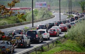 тапа вкарват трафика струма една лента