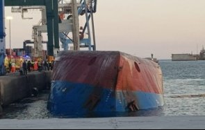 товарен кораб преобърна пристанище испания