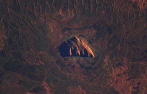 уникално френски астронавт показа снимка свещената скала улуру космоса