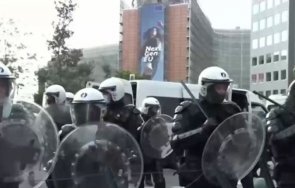 полицията разгони лютив спрей палки демонстранти мерките брюксел