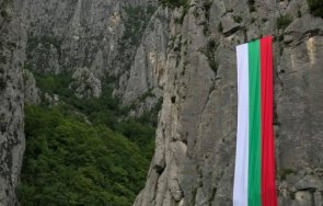 патриотично алпинисти издигнаха метров трибагреник прохода вратцата