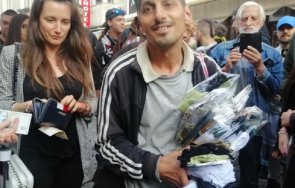 разрази чорапена война пловдив заради митко пловдивчани подкрепиха нападнатия уличен търговец изкупиха стоката снимки