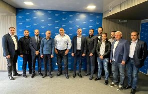 ексклузивно пик лидерът герб бойко борисов пореден ден проведе срещи млади хора партията снимки