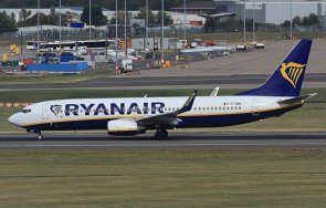 заплаха борда самолет райънеър кацна извънредно берлин