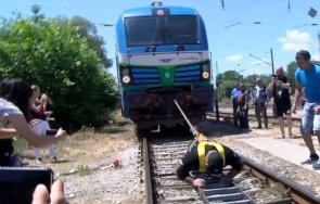 рекорд гинес полицай пловдив издърпа перце тонен локомотив