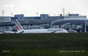 приземиха самолет париж заради бомбена заплаха борда