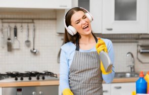 време почистване дома често всъщност правим