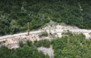 продължава разчистването свлачището пътя кричим девин