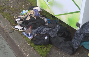 вандали разбиват контейнерите дрехи русе