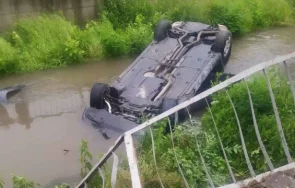 пиян козирката шофьор паркира колата река