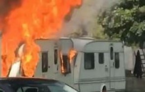 огнен каравана избухна пламъци