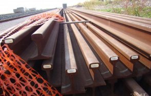 трудова злополука стоманена релса премаза крака работник