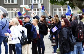 стотици граждани протест радев оставка вън диктатора президентството властта снимки