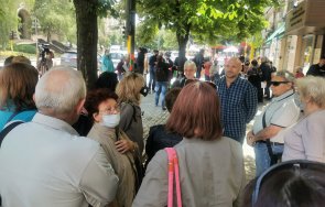 горещо пик медици граждани протест стойчо кацаров заради пенсионирането проф кантарджиев служебният министър крие хората стъки протестът става ежеднев