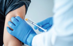 Неваксинираните срещу коронавирус здравни работници няма да могат да упражняват
