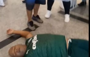 мъж припадна миг получи ваксина covid видео