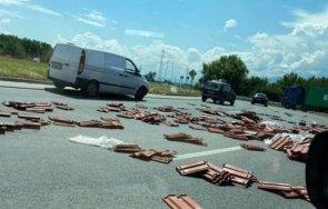 разпилени керемиди затрудняват движението околовръстното пловдив
