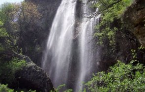 туристи доброволци акция почистване района скакавишкия водопад