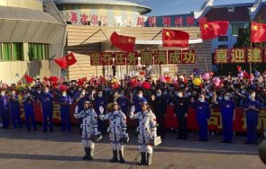 китай изстреля кораба шенджоу трима космонавти