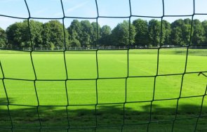 ужас футболна врата смаза годишно дете борят живота