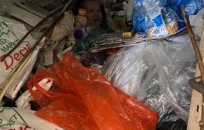истински кошмар жена вегетира тонове боклуци дома видео
