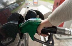 петролът ценови връх 2019 година прехвърли долара барел