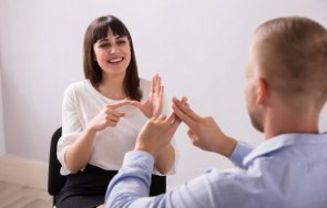 столичната община въвежда жестов език административно обслужване глухи хора