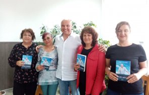 опашки автографи бестселъра иво танев снимки