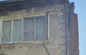 пловдив укрепват разцепена къща евакуираха хората