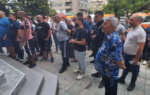 протест болницата сливен заради смъртта годишното момиче