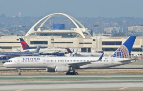 мъж скочи движение самолет летище лос анджелис