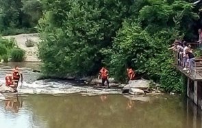 пожарникари спасиха давещ мъж река струма