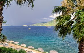 пожар бушува близо плаж курорта мармарис