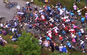 фен предизвика масово меле тур дьо франс видео снимки