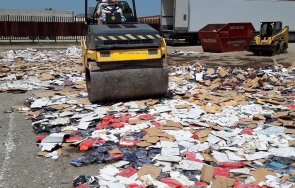 митниците унищожиха фалшиви дрехи парфюми видео снимки