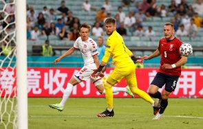 дания продължава своята приказка червения динамит избухна чехия финал