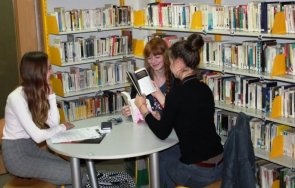 български училища получават средства библиотеки кътове четене