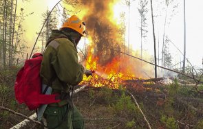 хиляди пожарникари борят горски пожари русия